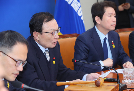 이해찬  더불어민주당 대표가 지난 30일 국회에서 열린 최고위원회의에서 발언하고 있다. <연합뉴스>